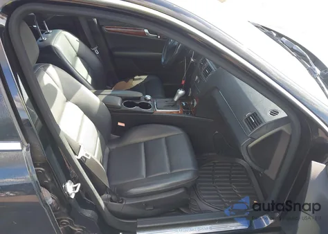 2011 Mercedes-Benz C 300 Luxury 4Matic/Sport 4Matic z USA, uszkodzony, nr VIN WDDGF8BB8BF656365